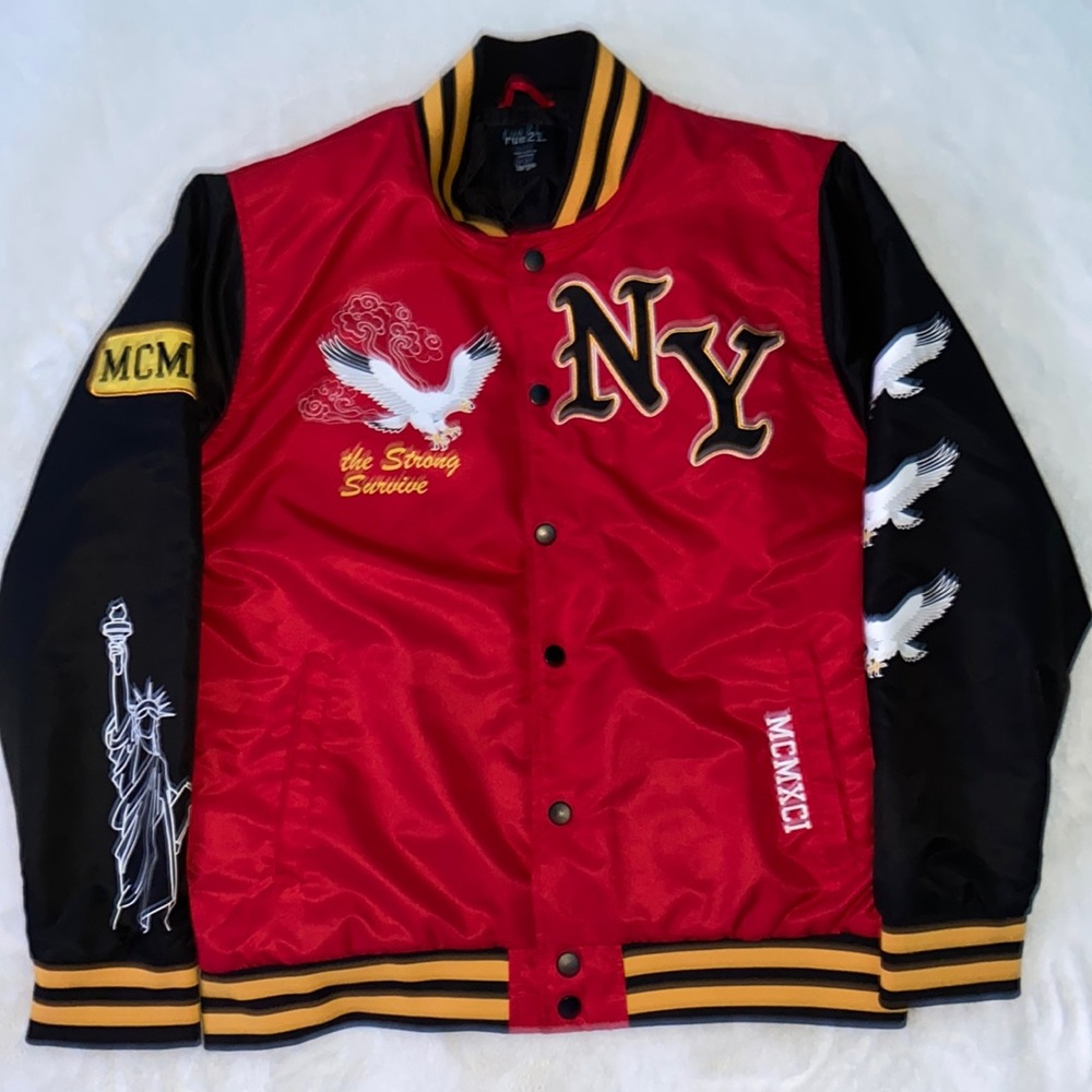 Only worn twice. In great conditions. No stains.